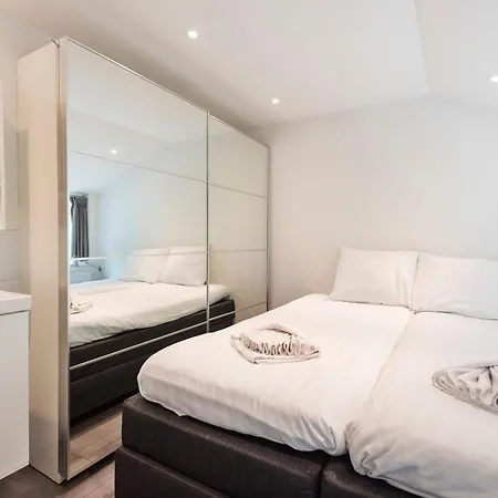 Anne's Family With Private Parking